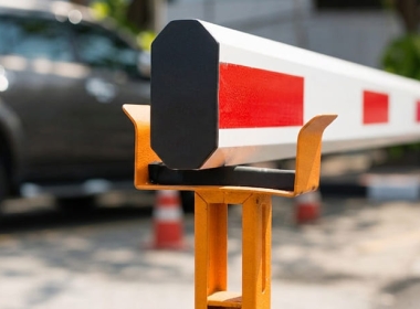 Установка шлагбаума на придомовой территории